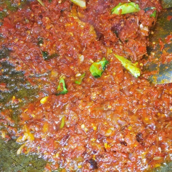 Panaskan minyak goreng kemudian tumis bumbu halus dengan daun jeruk dan sereh hingga berubah warna.