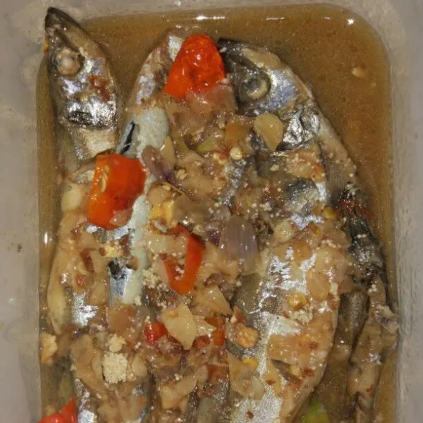 Ikan capelin garlic pedas siap dihidangkan.