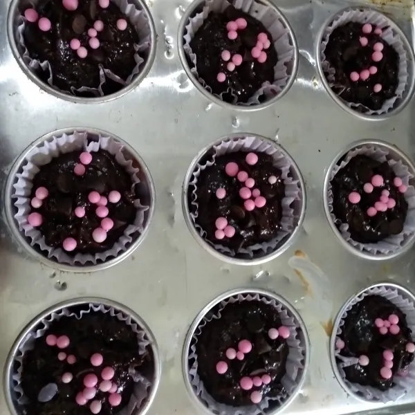 Beri topping choco chips dan crispy ball. Panggang muffin lkurang lebih selama 25-30 menit dengan suhu 180 derajat, sesuakian dengan oven masing-masing.