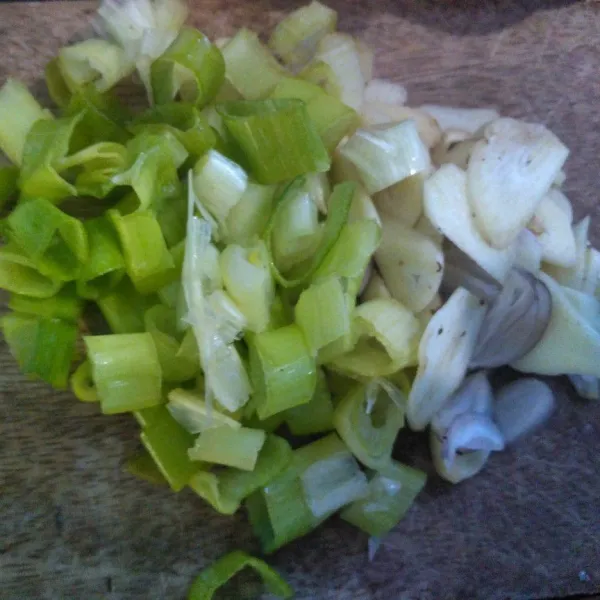 Rajang bawang putih, bawang merah dan bawang prei.