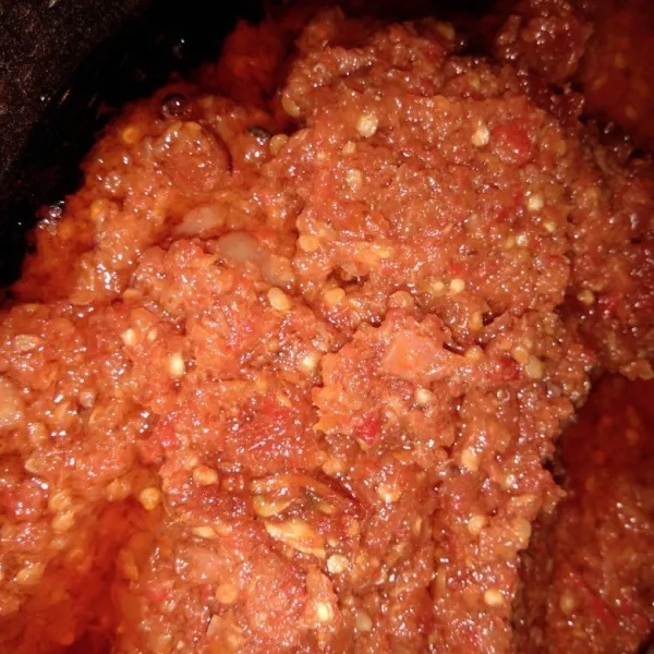 Tumis dalam panci sambal sachet + bawang pre hingga harum.