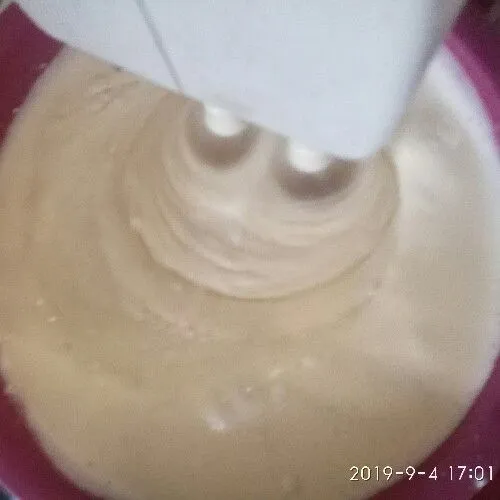 Masukkan tepung terigu dan susu secara bertahap, campur hingga rata dengan mixer kecepatan sedang.