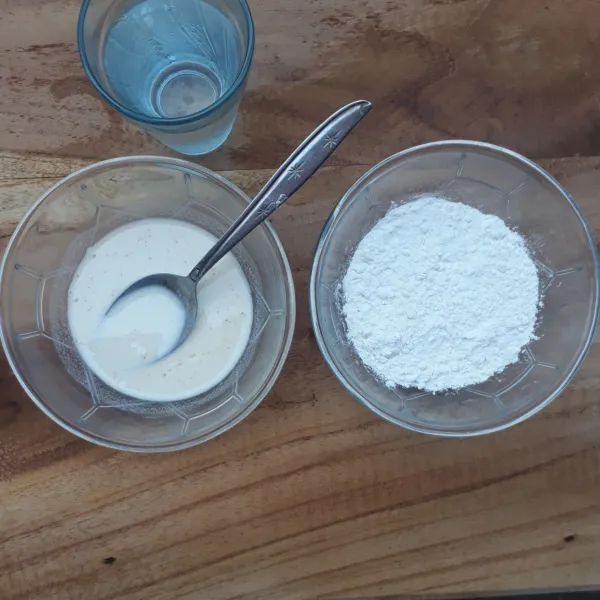 Buat adonan basah dengan mencampur 2 sdm tepung bumbu dengan 75 ml air es. Pisahkan 3 sdm tepung bumbu untuk adonan kering.