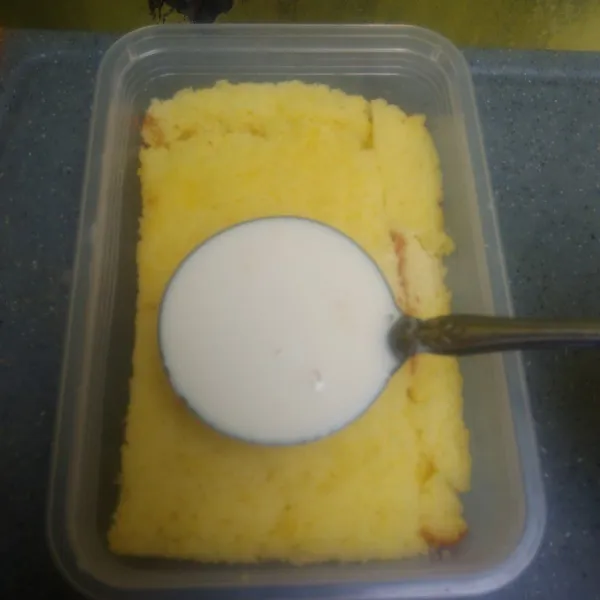 Bagi dua susu, setengah bagian di tuang di atas cake, sisanya di tuang pada cup-cup kecil sebagai tambahan untuk disiram ketika kue akan di konsumsi.