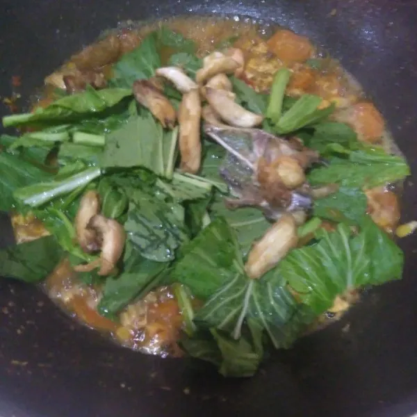 Kemudian ayam goreng.