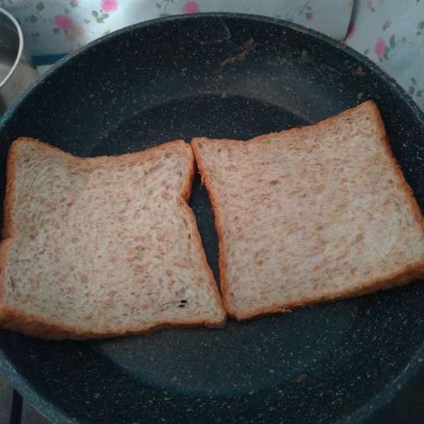 Bakar roti diatasi pan, sebentar saja ya.