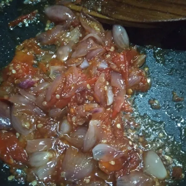 Tumis kembali dengan sedikit minyak, tambahkan garam, gula pasir dan masako. Aduk-aduk hingga sedikit kering.