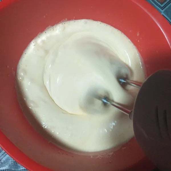 Mixer telur, gula pasir, dan SP sampai mengembang putih Berjejak. Gunakan speed mixer paling tinggi.