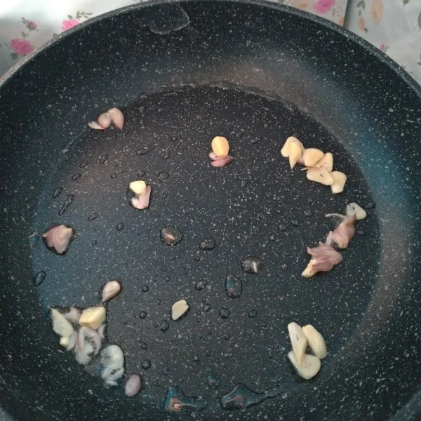 Tumis bawang merah dan bawang putih.