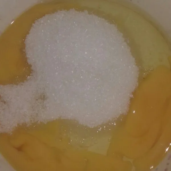 Mixer gula dan telur hingga mengembang agak kaku.