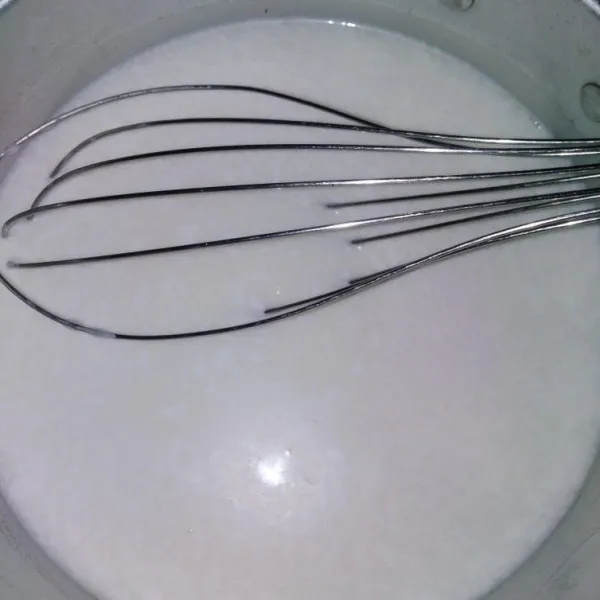 Campur susu cair, santan, gula, garam, dan vanila lalu aduk hingga rata.