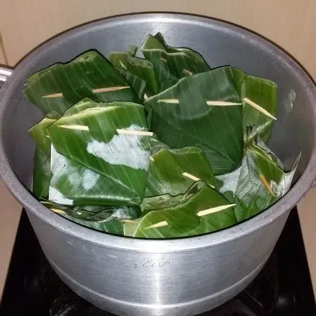 Kukus botok selama 25-30 menit.