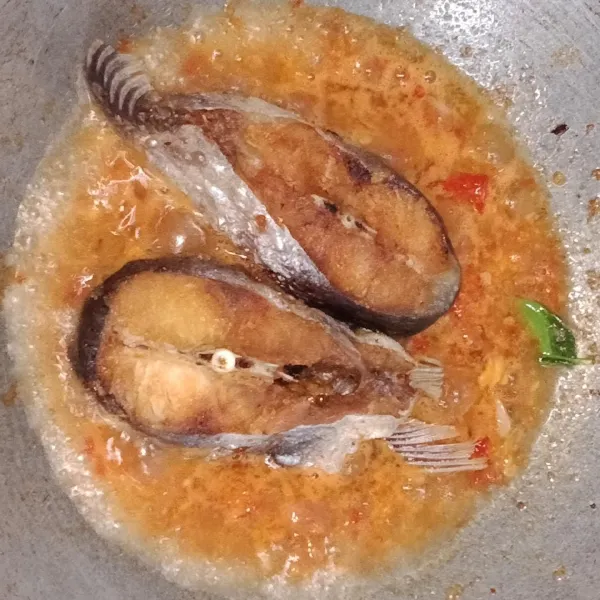 Masukkan ikan patin, garam, royco dan gula kemudian tambahkan sedikit air.