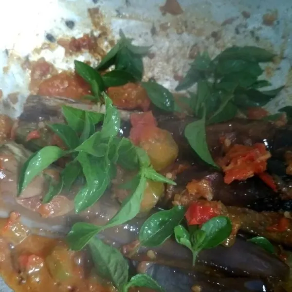 Masak sampai air menyusut dan bumbu meresap, jangan lupa koreksi rasa, sesaat akan diangkat tambahkan daun kemangi aduk hingga rata matikan api.