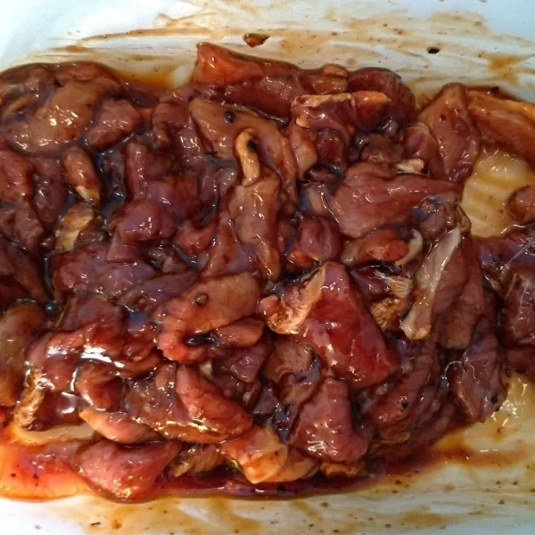 Aduk-aduk sampai rata pada seluruh permukaan daging kemudian simpan daging dalam kulkas selama 1 jam.