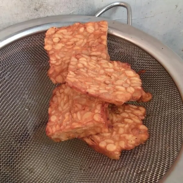 Tiriskan setelah tempe matang.