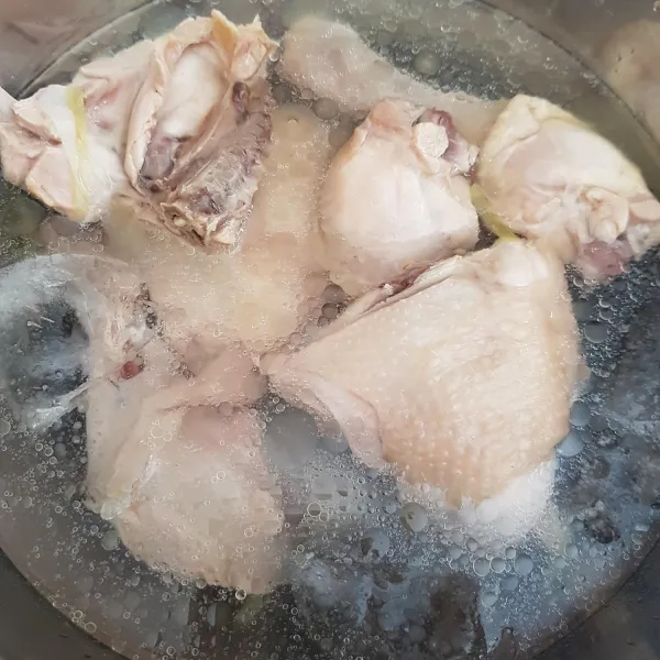 Siapkan air es, kemudian masukkan potongan ayam yang sudah di rebus selama 45 menit ke dalam air es. Selanjutnya masukkan kembali ke dalam panci berisi air rebusan. Masak kembali ayam selama 5 menit.