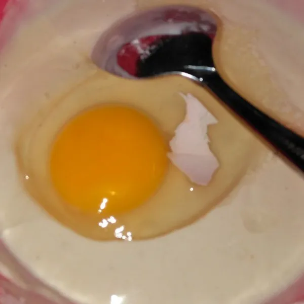 Lalu masukkan telur, aduk rata.