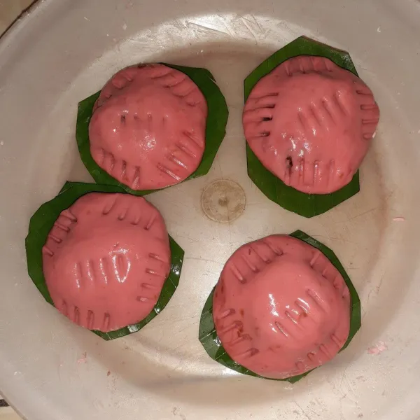 Cetak dengan menggunakan garpu, alasi dengan daun pisang.