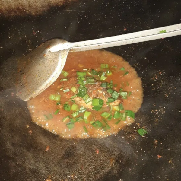 Masukkan irisan daun bawang, aduk dan tunggu hingga mendidih.