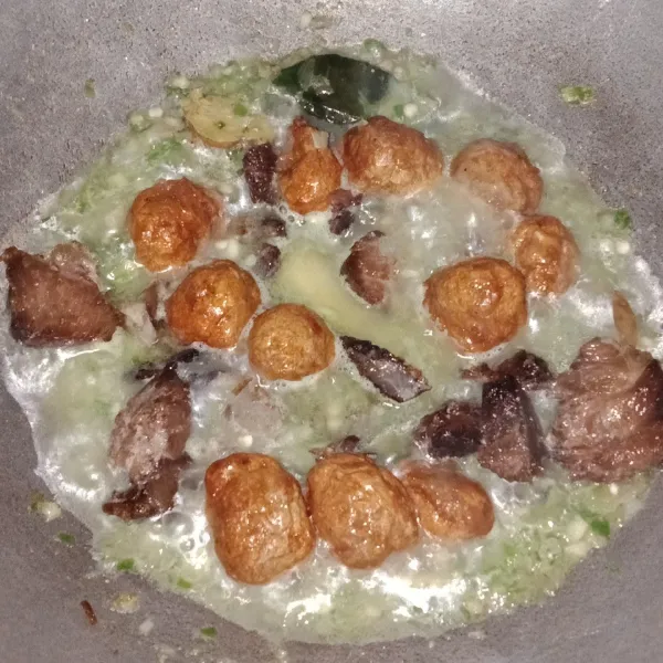 Tambahkan sedikit air, masukkan gorengan daging dan bakso tadi.