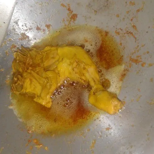 Goreng ayam hingga kecoklatan.