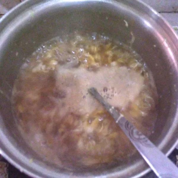 Tambahkan tepung maizena, aduk.