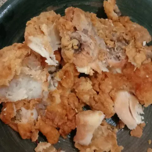 Geprek ayam crispy dan sisihkan.