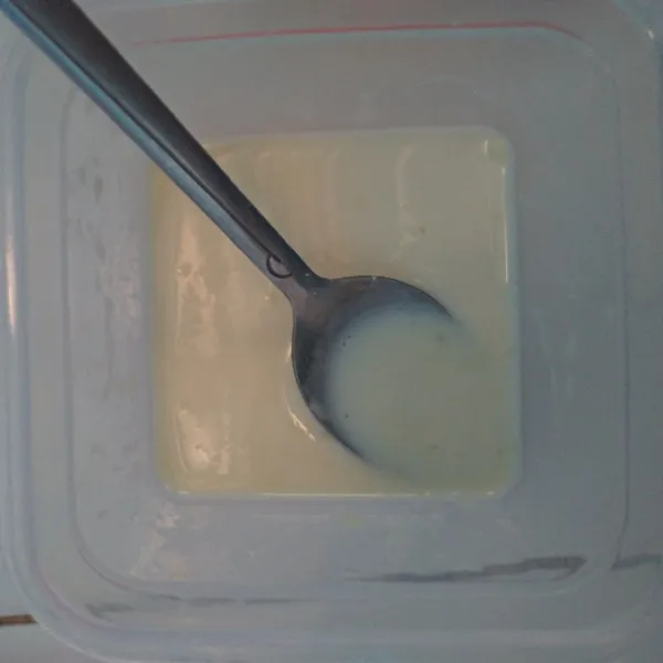 Campurkan susu bubuk dengan 40 ml susu cair.