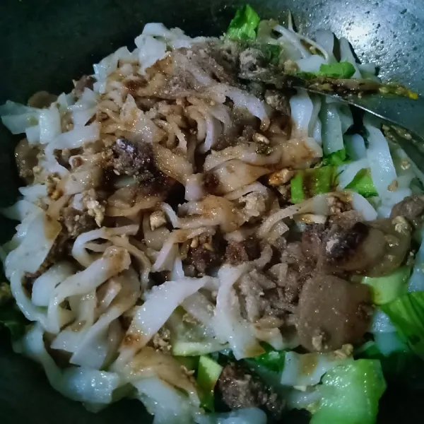Tambahkan sayuran dan bumbu seperti gula, garam, merica, minyak wijen dan kecap. Aduk rata dan masak hingga agak kering.