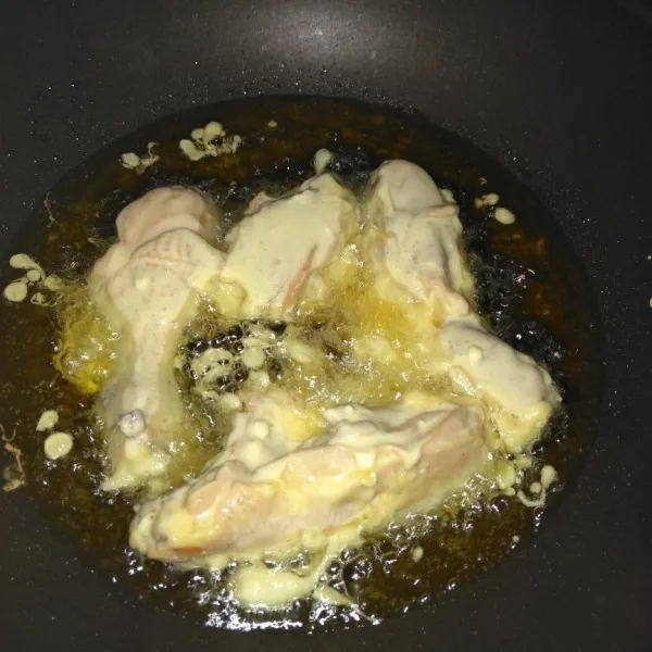 Panaskan minyak, kemudian goreng ayam hingga kuning kecoklatan.