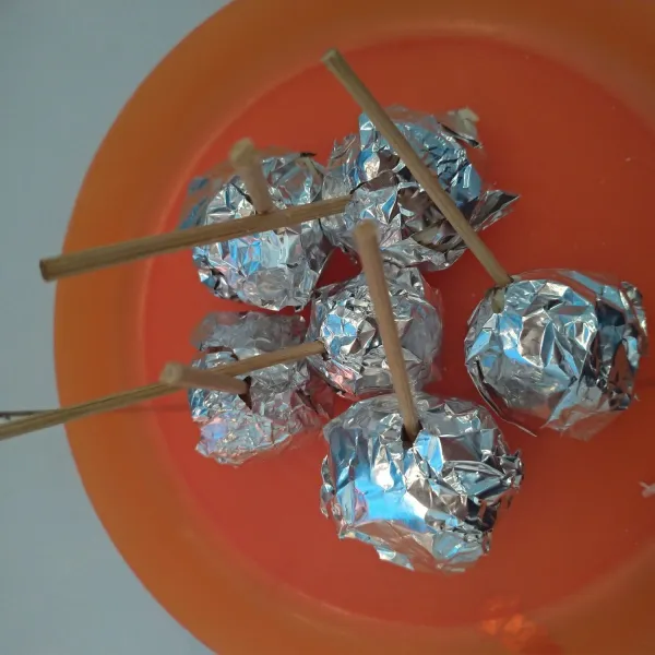 Bungkus semua biskuit lolipop kemudian simpan di freezer minimal 1 jam.