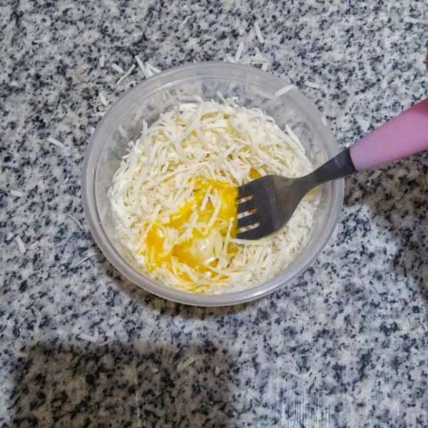 Kocok telur dan keju parut hingga rata. Sisihkan.