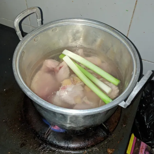Rebus ayam, jahe, dan daun bawang hingga matang, kemudian masukkan ayam.