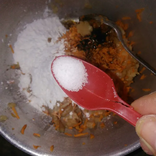 Tambahkan secukupnya garam dan merica bubuk, kemudian aduk hingga rata hingga menjadi sebuah adonan.