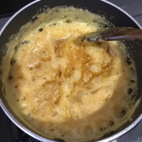 Ambil wajan lain, panaskan minyak lalu tumis bawang putih hingga harum, masukkan kuning telur asin. Masak hingga berbuih.