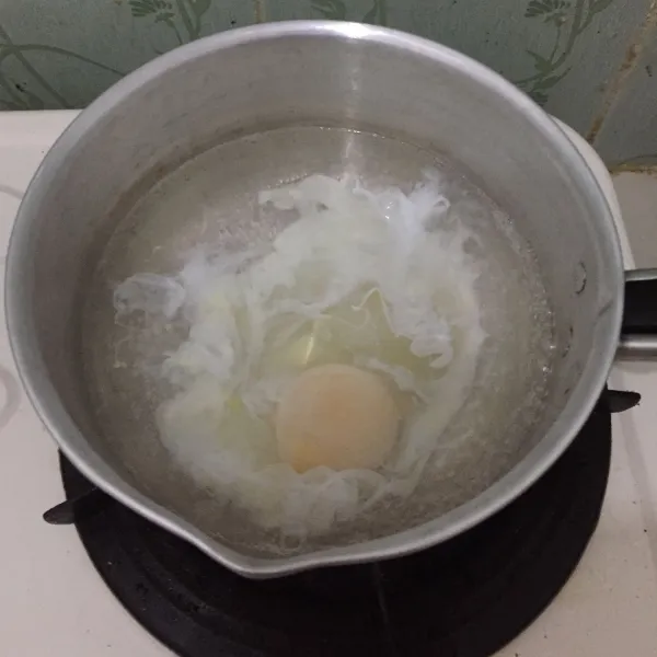 Masukkan telur, pecahkan langsung dan jangan di aduk. Diamkan hingga tingkat kematangan selera. (saya suka setengah matang). Ketika sudah matang saring telurnya jangan sampai pecah lalu tiriskan di mangkok dan buang airnya.