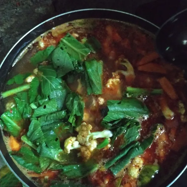 Selanjutnya masukkan semua jenis sayur dan baso, aduk sebentar lalu tambahkan garam dan gula pasir lalu tutup tunggu sampai semua sayur matang.