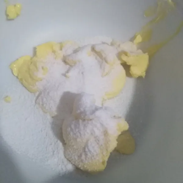 Aduk butter dan gula halus hingga lembut.