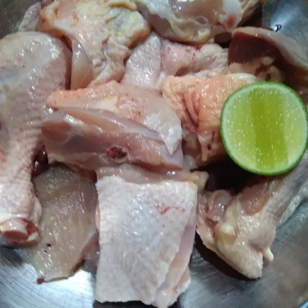 Potong-potong ayam lalu beri perasan air jeruk nipis, diamkan 10 menit kemudian bilas (cuci) hingga bersih dan tiriskan.