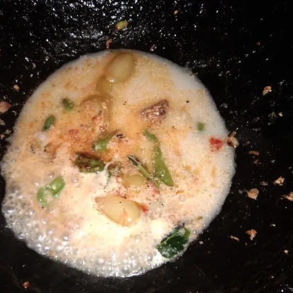 Masukkan 1 gelas santan encer lalu tunggu sampai bumbu meresap.