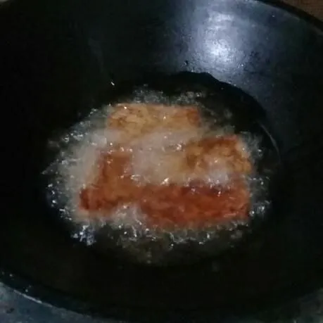 Goreng tempe dalam minyak panas sampai kecokelatan. Sajikan saat matang.