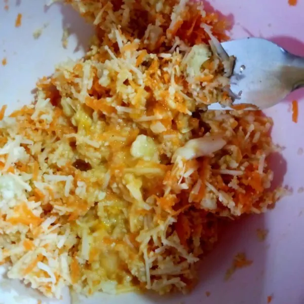 Tambahkan telur, aduk lagi hingga merata.