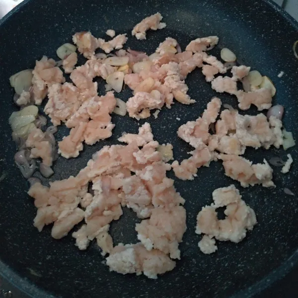 Masukan dada ayam yang sudah dicincang aduk aduk agar tidak bergumpal, tumis sampai berubah warna.