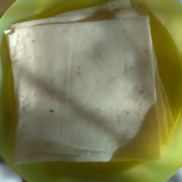 Siapkan beberapa lembar kulit untuk membungkus adonan siomay.