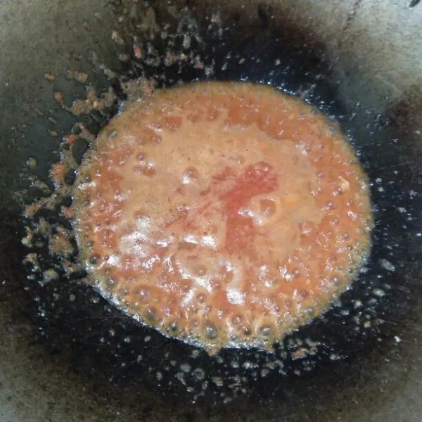 Masak cabai yang telah diblender hingga matang, beri perasan jeruk nipis dan garam. Koreksi rasa, setelah matang dinginkan.