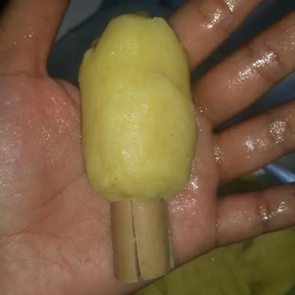 Ambil 1 sdm adonan kentang, kepalkan pada sosis.