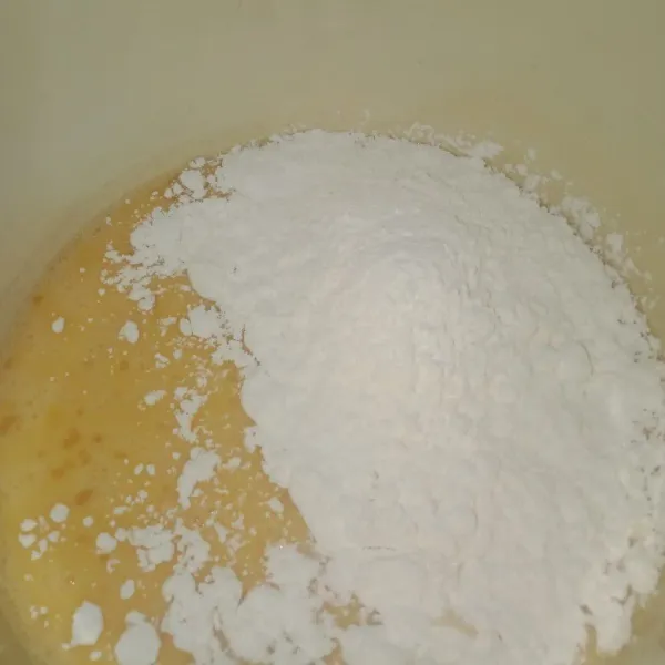 Terakhir tambahkan seluruh tepung aduk rata, tambahkan lelehan gula aduk rata kembali dan terakhir tambahkan lelehan margarin dan tuang ke dalam loyang oven dengan suhu masing-masing.