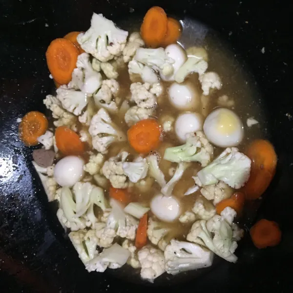 Masukkan bakso, crab stick, dan crab roll beserta garam, gula, merica, dan saus tiram, aduk rata dan masak hingga mendidih.