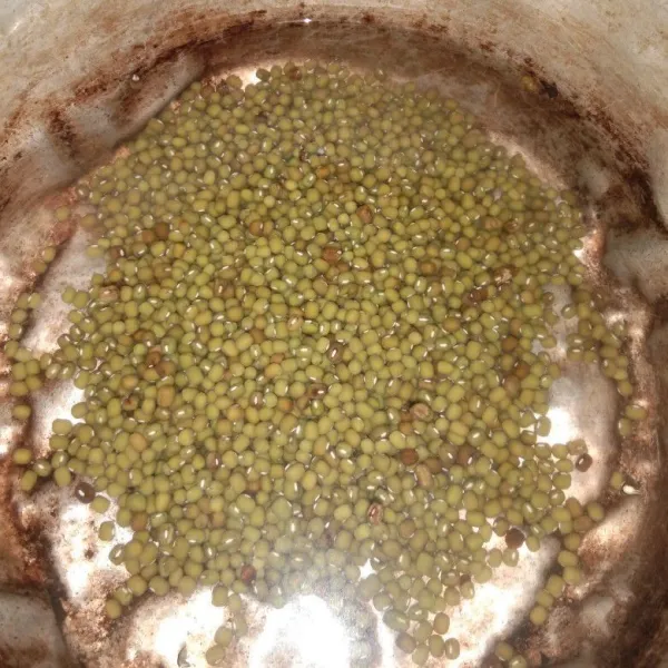 rebus 2 ons kacang hijau sampai empuk dan air sat, lalu sisihkan.